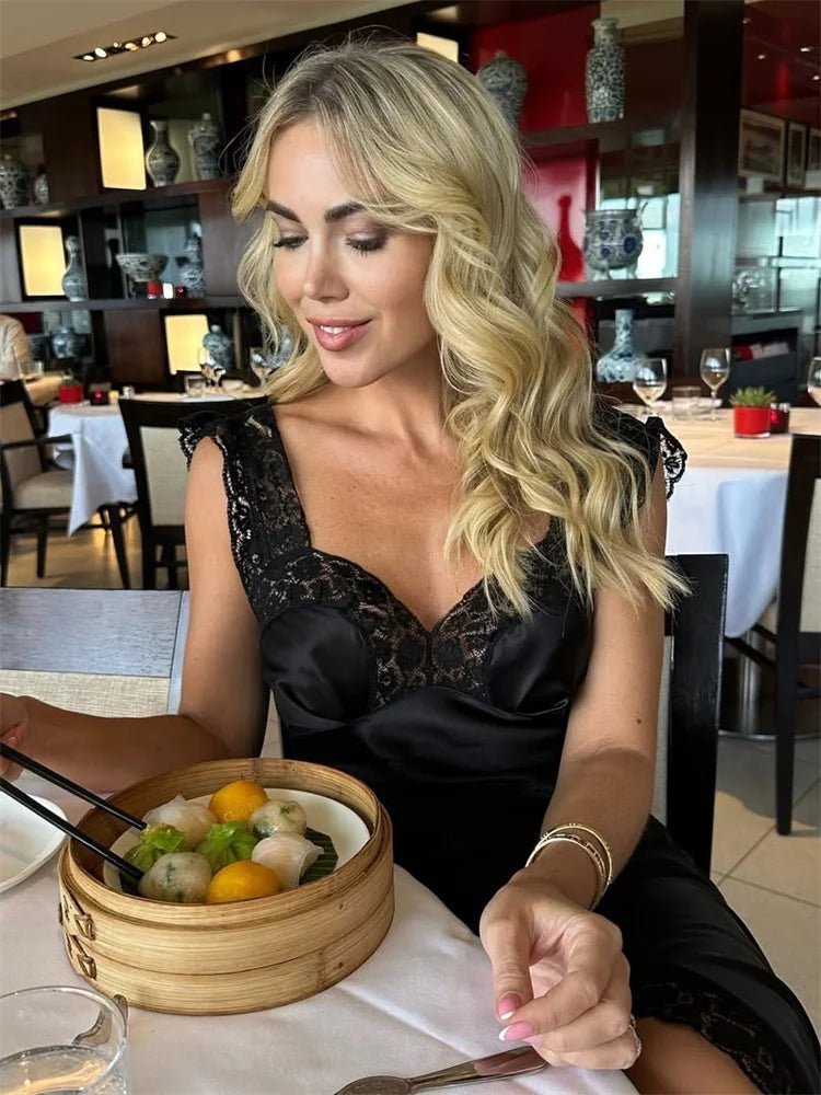 Joanna lang satin- og blondetkjole