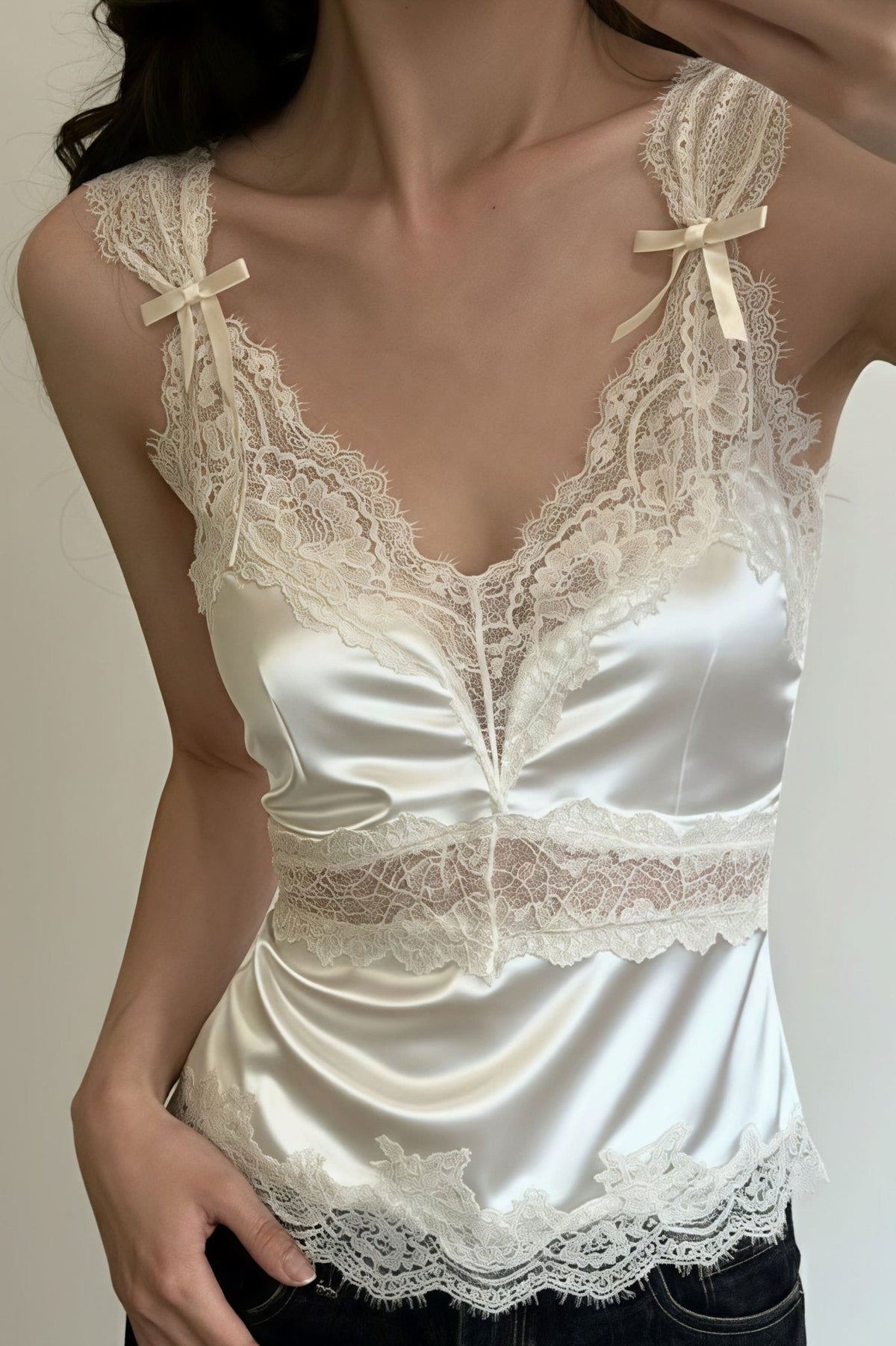 Ärmellose Satin-Spitzenbluse „Julianne“ mit V-Ausschnitt