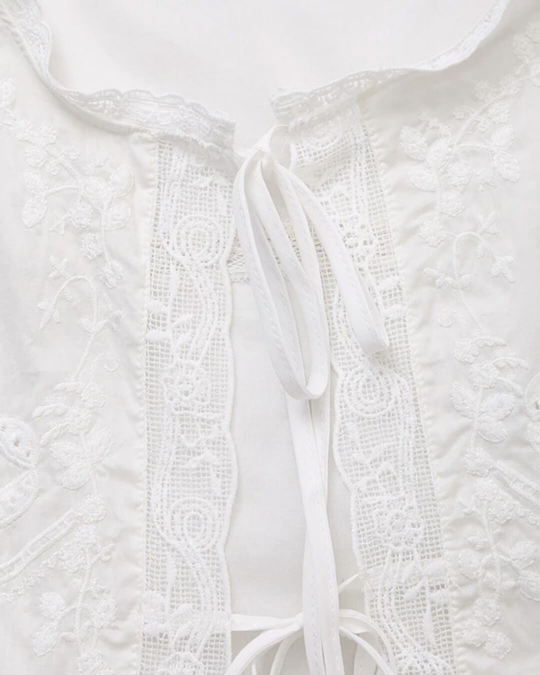 Blusa Juvie com bordado e acabamento em renda