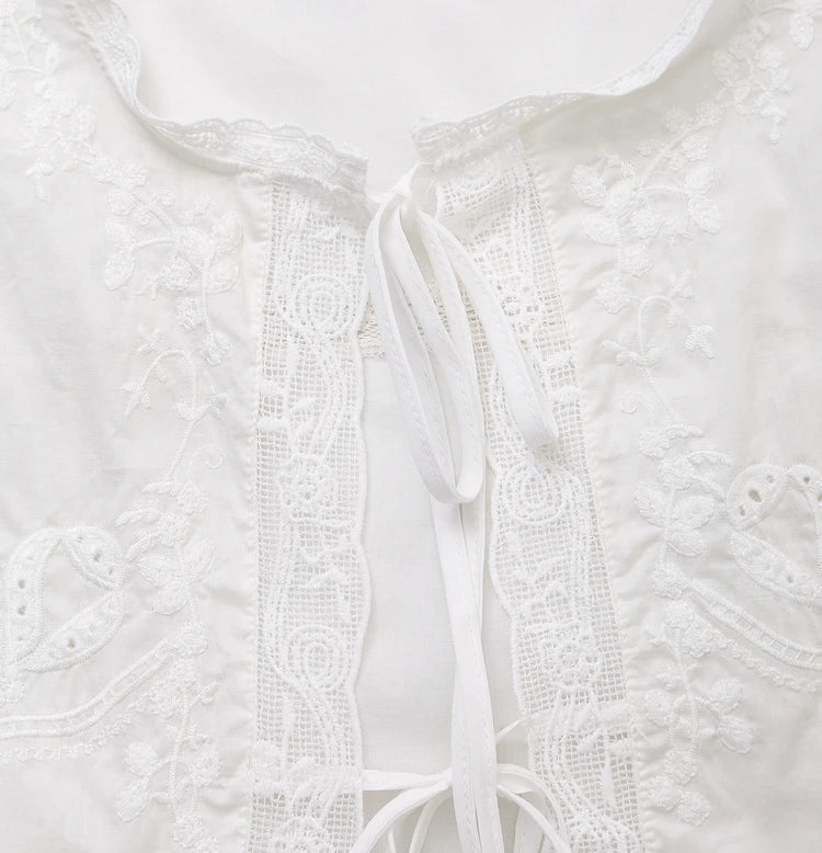 Blusa Juvie com bordado e acabamento em renda
