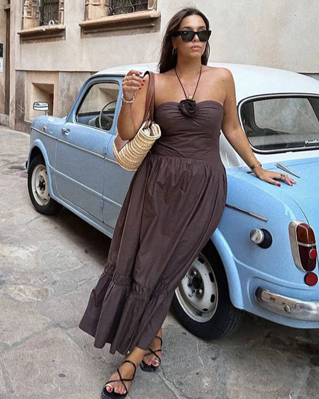 Vestido midi Kate com decote halter e aplicação de flor