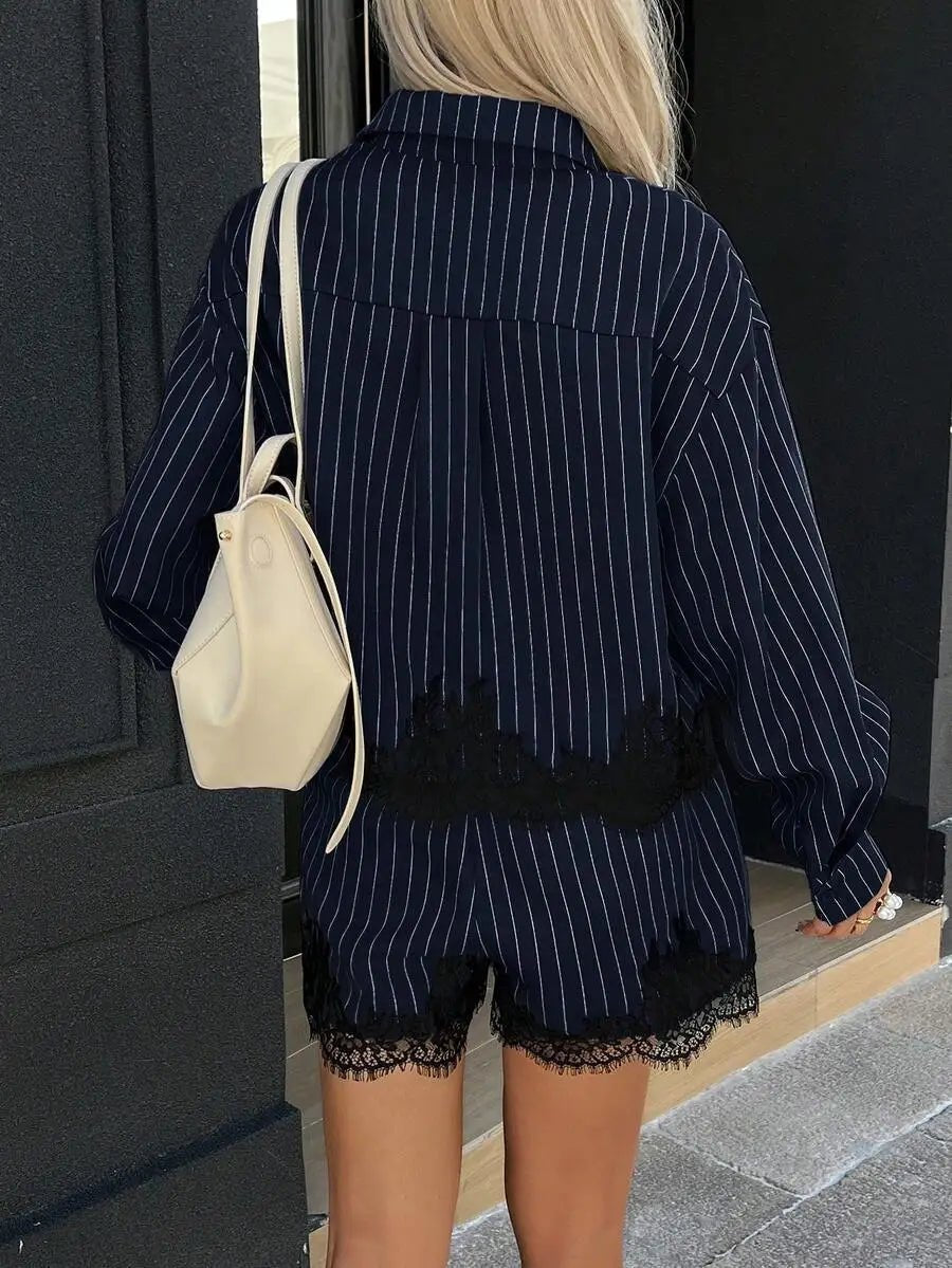 Conjunto de pantalones cortos a rayas diplomáticas con bajo de encaje Kate