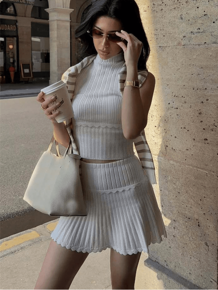 Conjunto de duas peças com top curto de malha e saia mini plissada Kelly