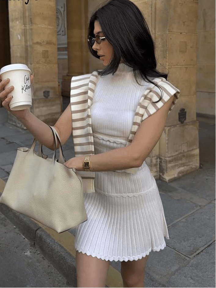 Conjunto de duas peças com top curto de malha e saia mini plissada Kelly