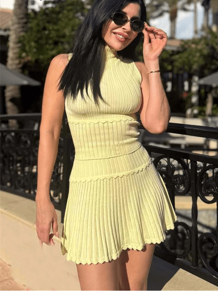 Conjunto de duas peças com top curto de malha e saia mini plissada Kelly