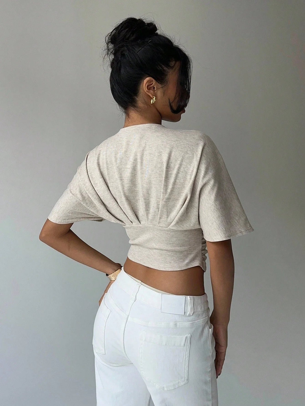 Kendra figursydd bluse med dyp utringning