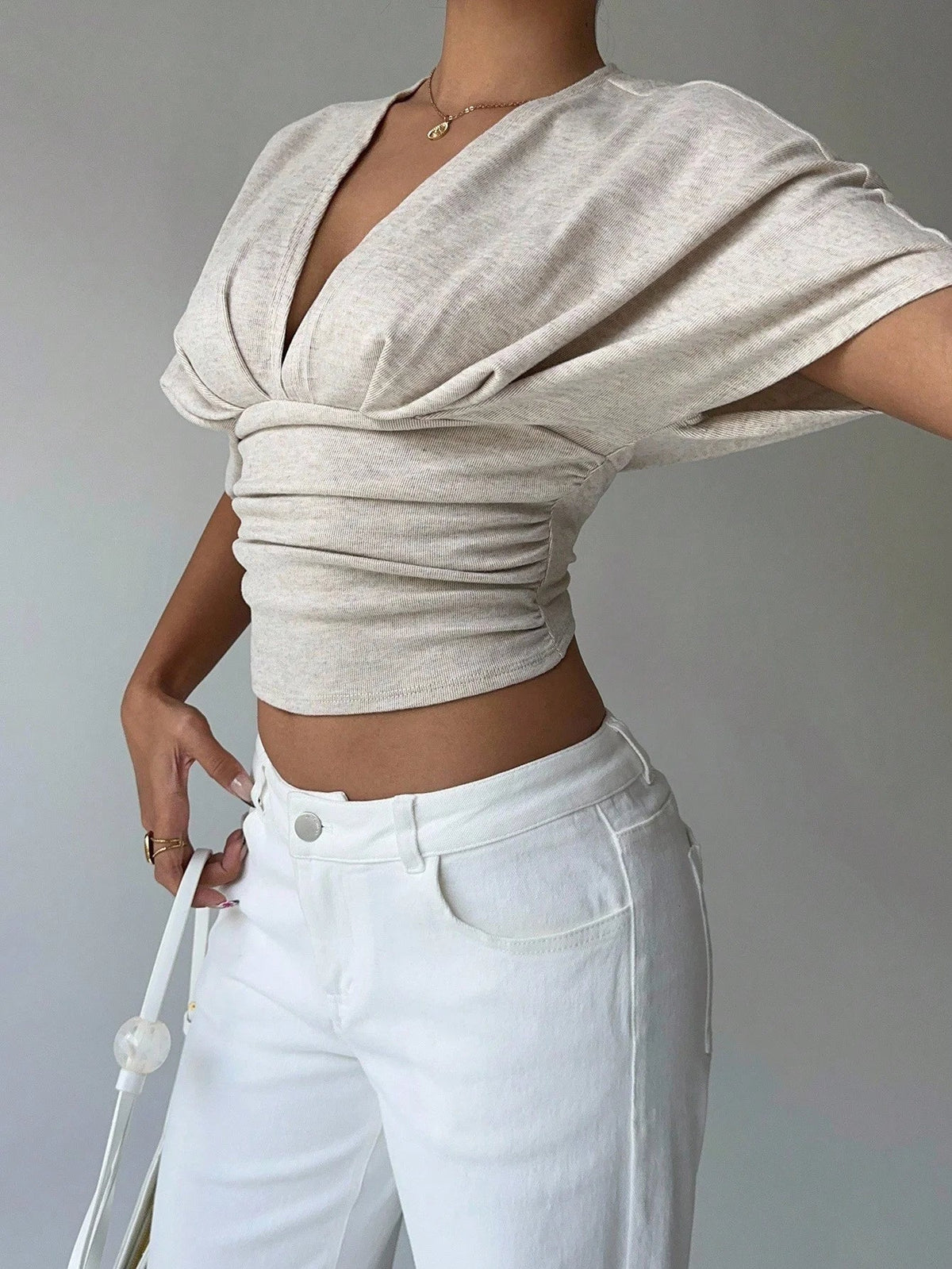 Kendra figursydd bluse med dyp utringning