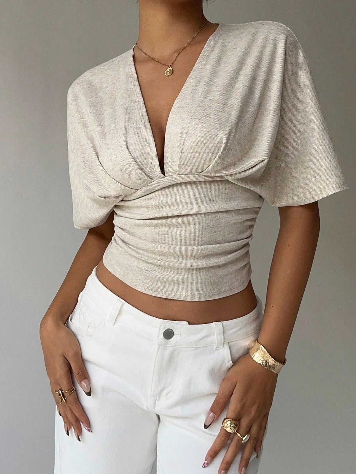 Kendra figursydd bluse med dyp utringning