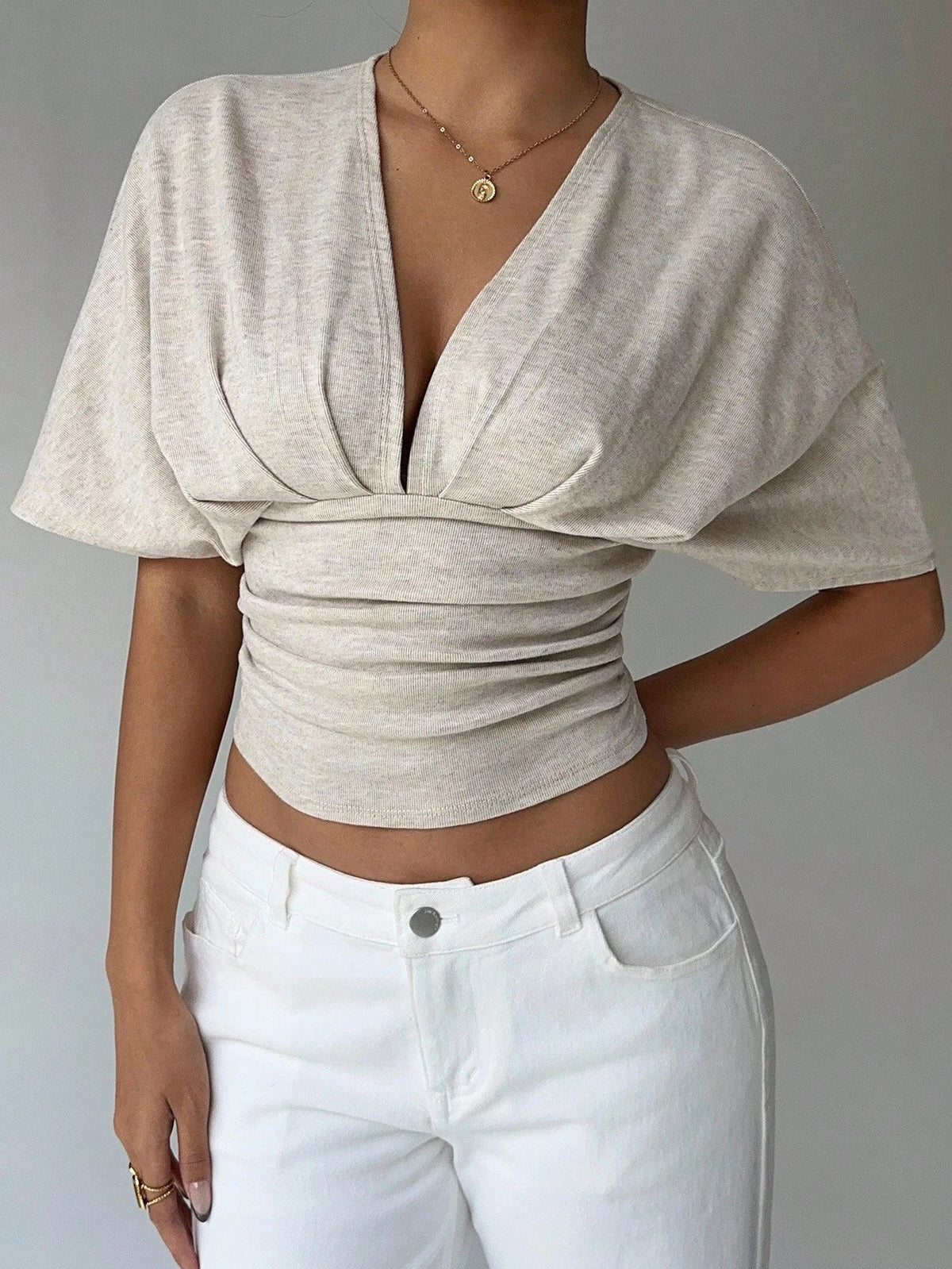 Kendra figursydd bluse med dyp utringning
