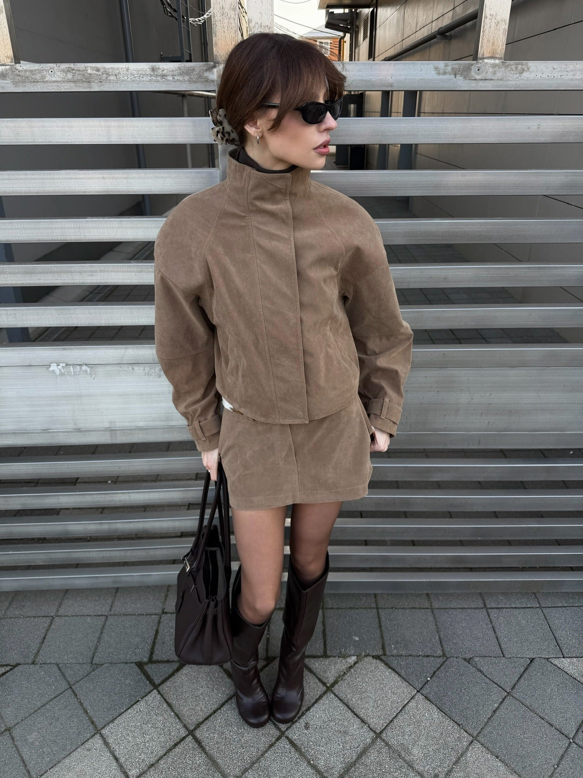Lara Set aus Cropped-Mantel aus Veloursleder und Minirock