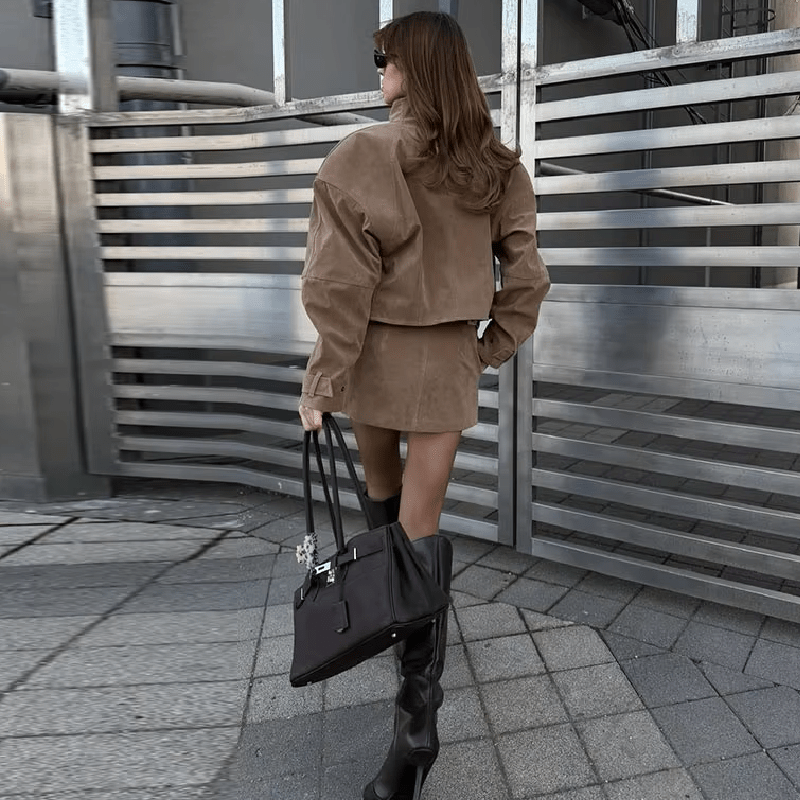 Lara Set aus Cropped-Mantel aus Veloursleder und Minirock