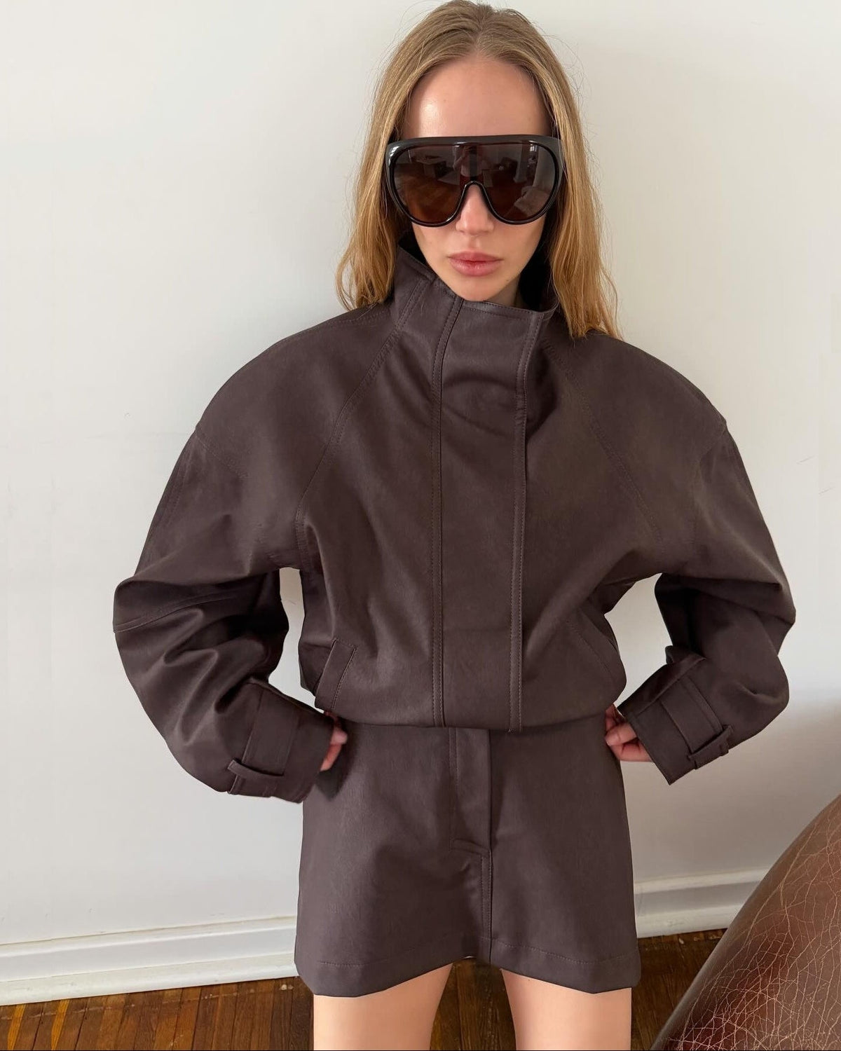 Lara Set aus Cropped-Mantel aus Veloursleder und Minirock