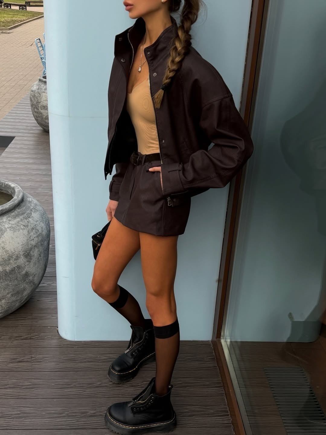 Lara Set aus Cropped-Mantel aus Veloursleder und Minirock