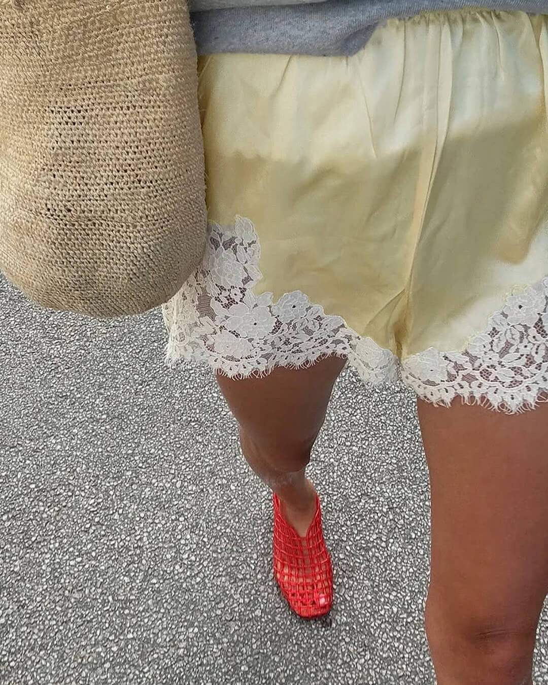 Laura satinshorts med blondepatchwork