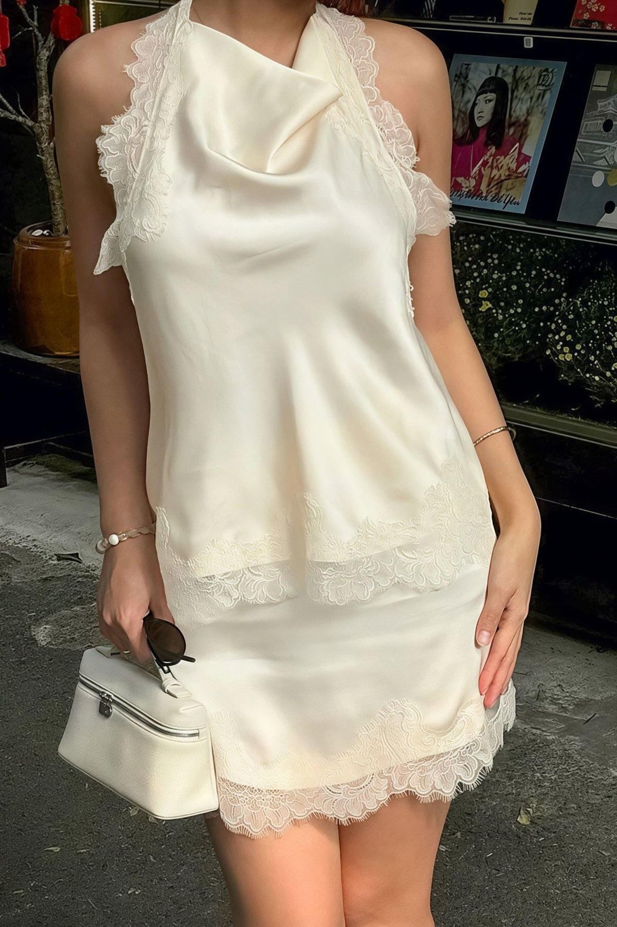 Lena spetsklänning med halterneck i minilängd