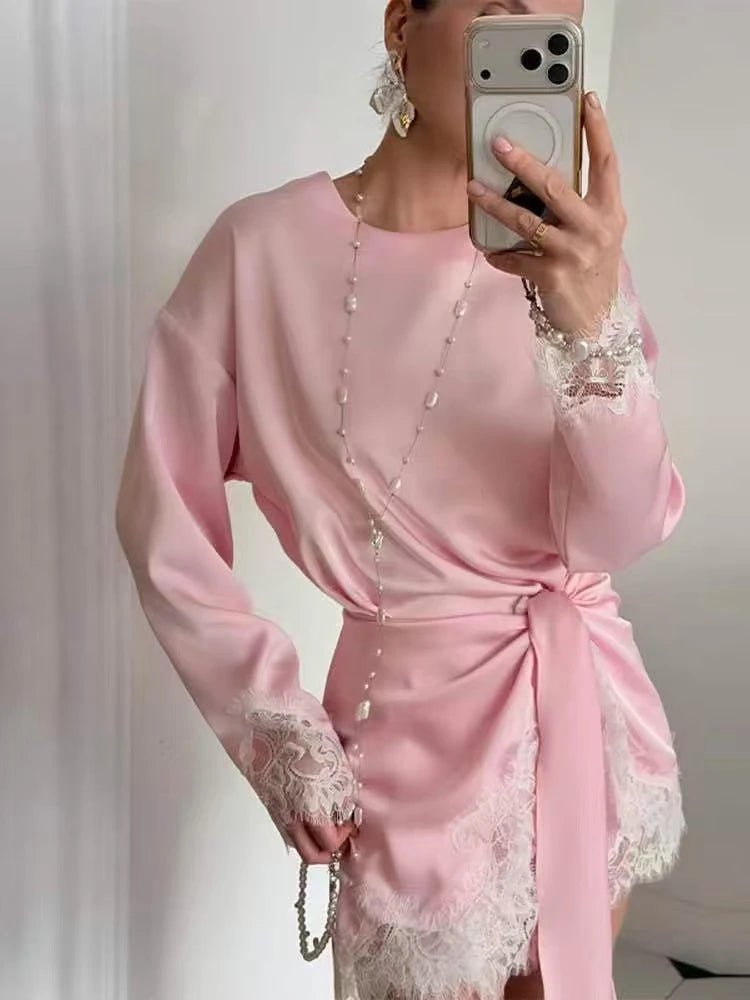 Abito in raso con pizzo e dettaglio con fiocco Linda
