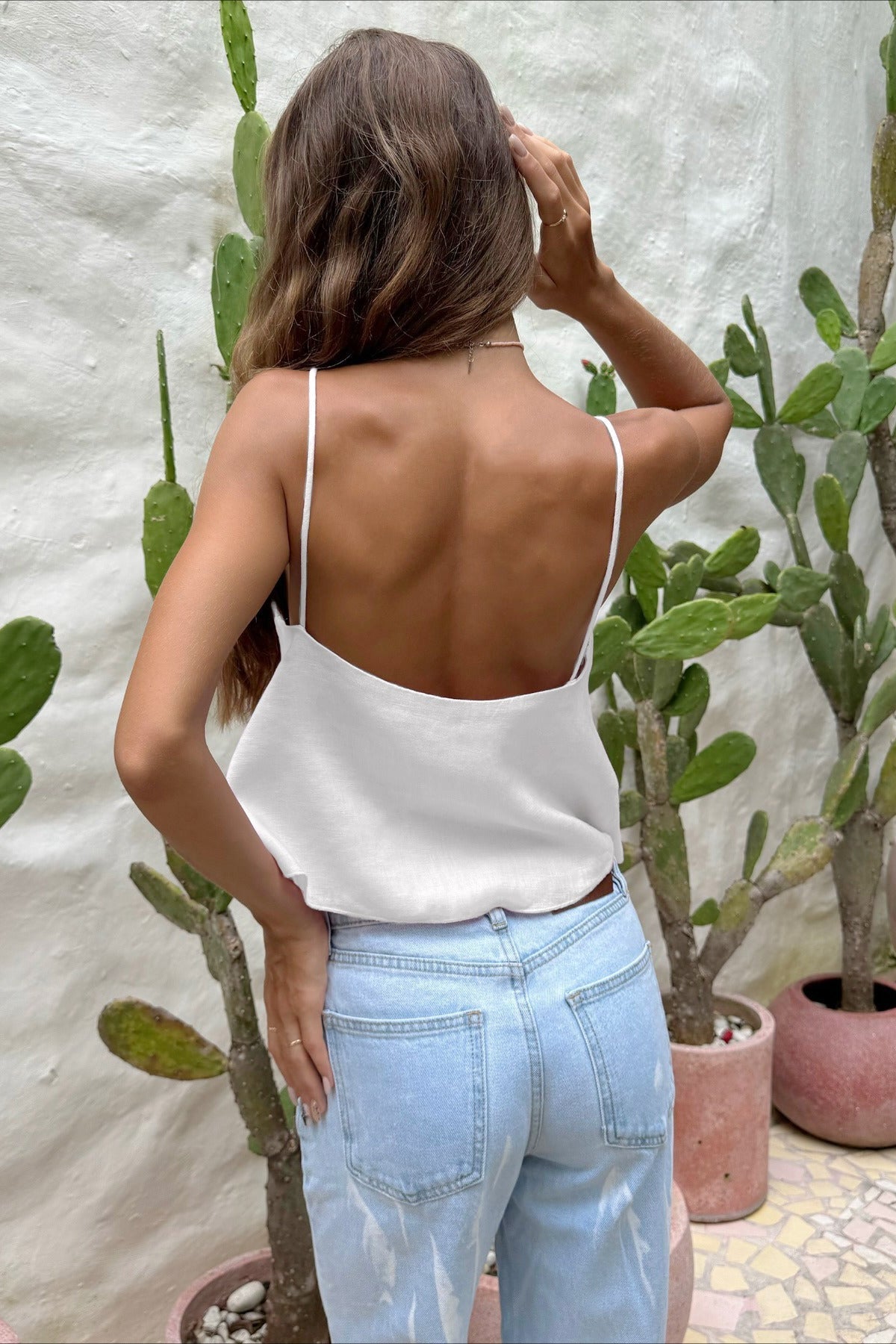 Løs crop-top med udskæring og stropper