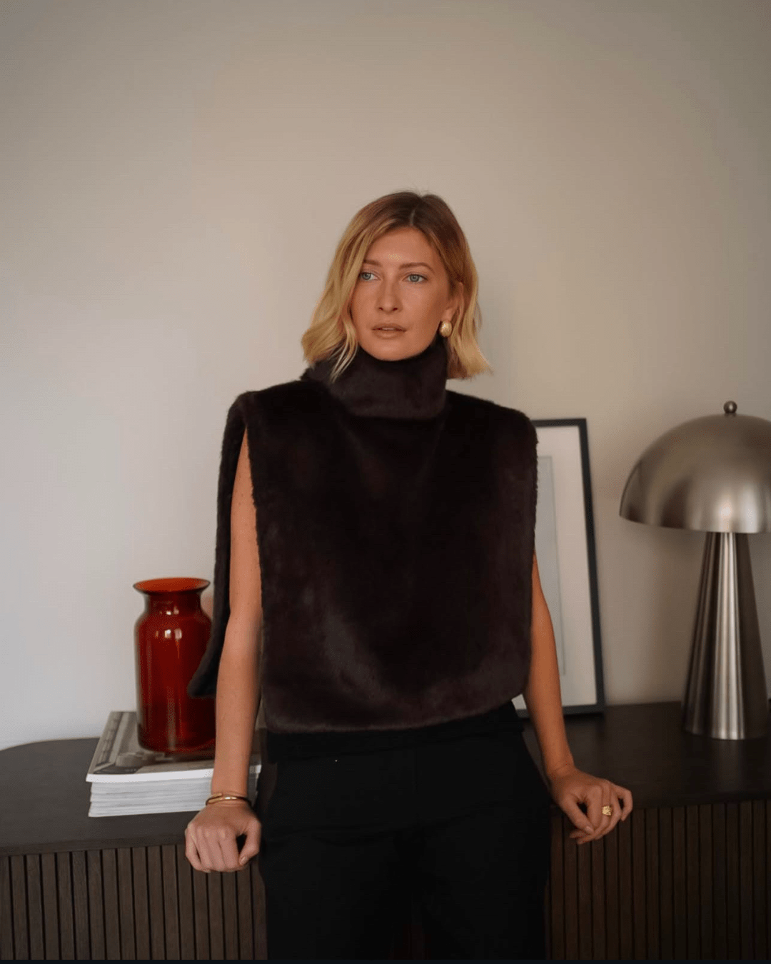 Lorna-vest i imiteret pels med rullekrave