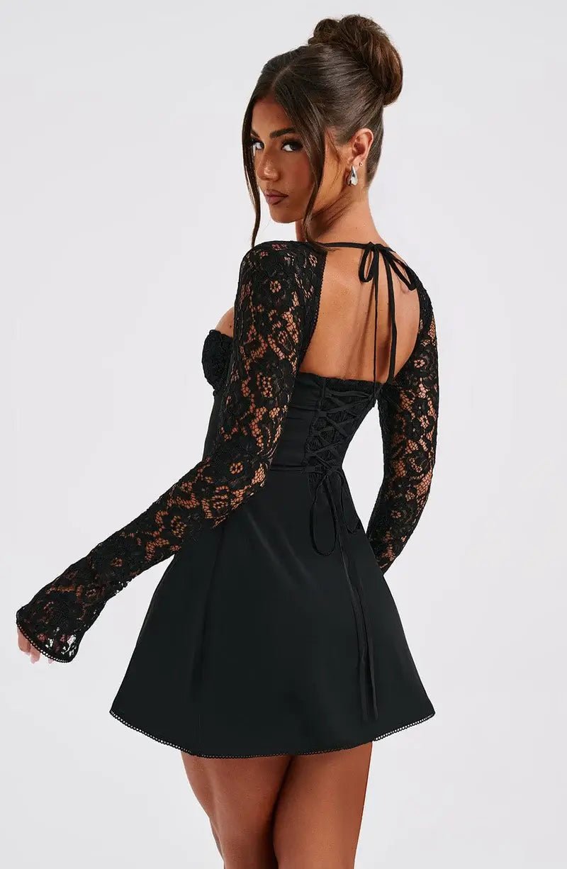 Vestido curto Louise com detalhes de renda
