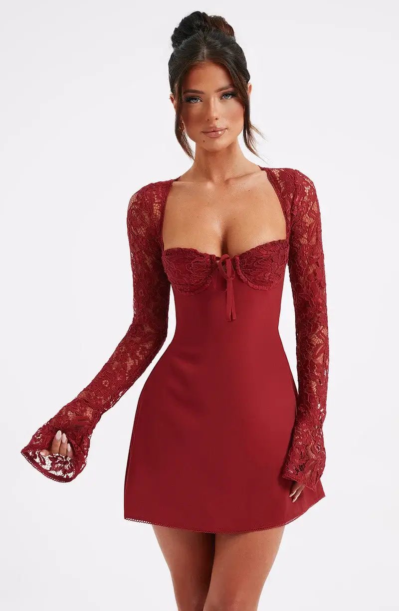 Vestido curto Louise com detalhes de renda
