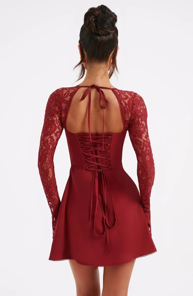 Vestido curto Louise com detalhes de renda