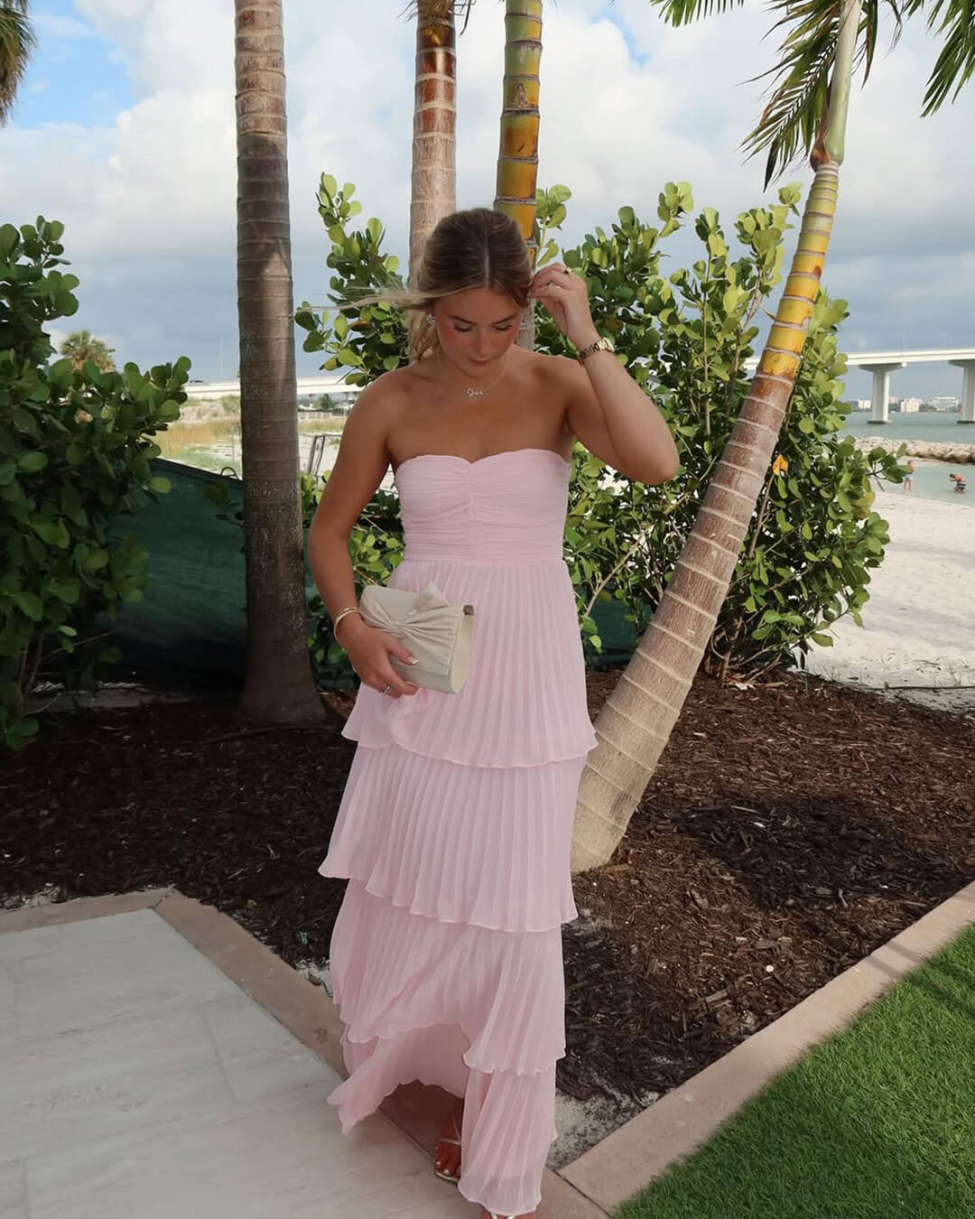 Michelle trägerloses, plissiertes Maxikleid mit Stufen