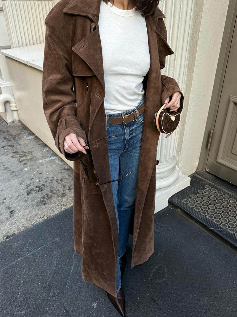Mollys trenchcoat i konstmocka