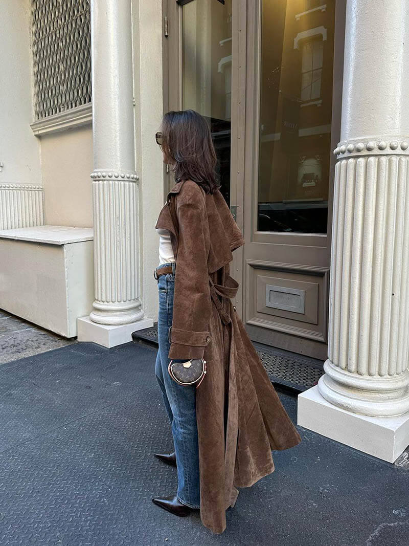 Mollys trenchcoat i konstmocka