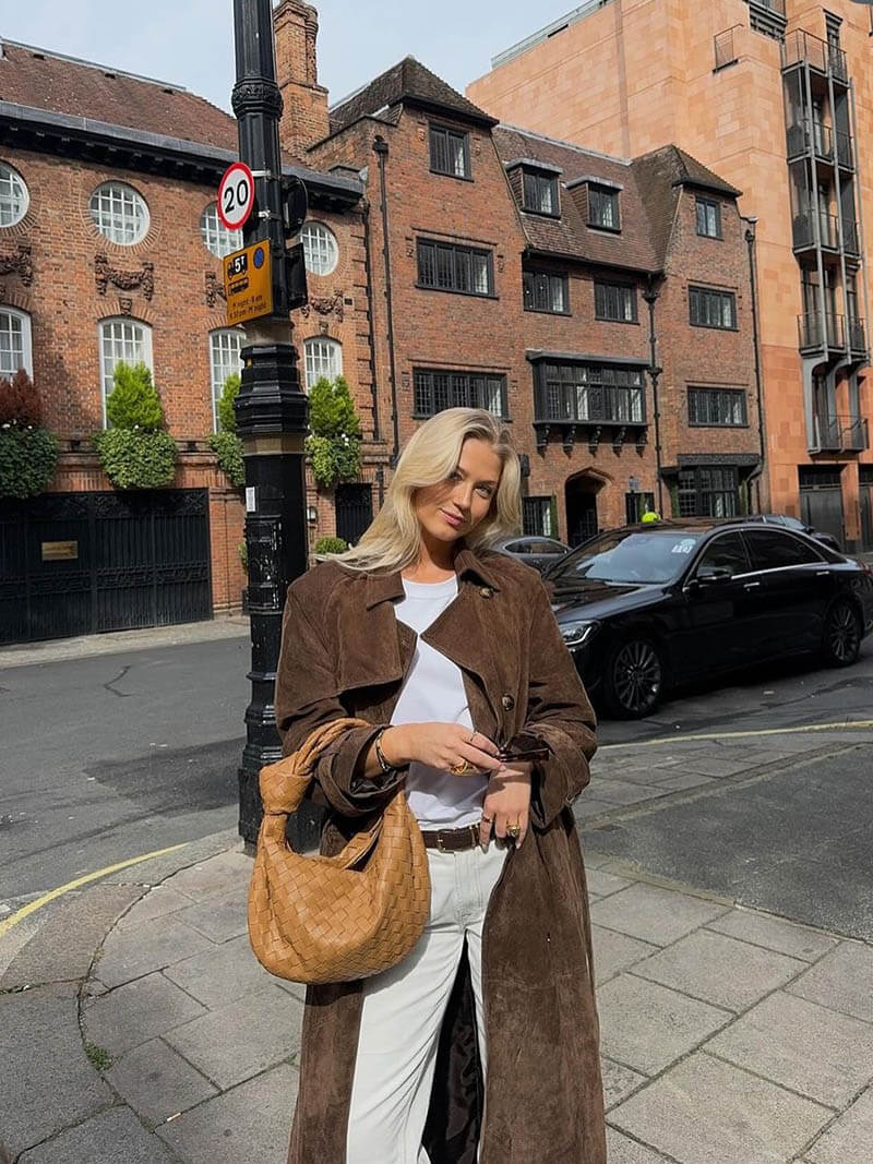 Mollys trenchcoat i konstmocka