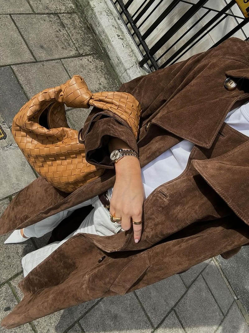 Mollys trenchcoat i konstmocka