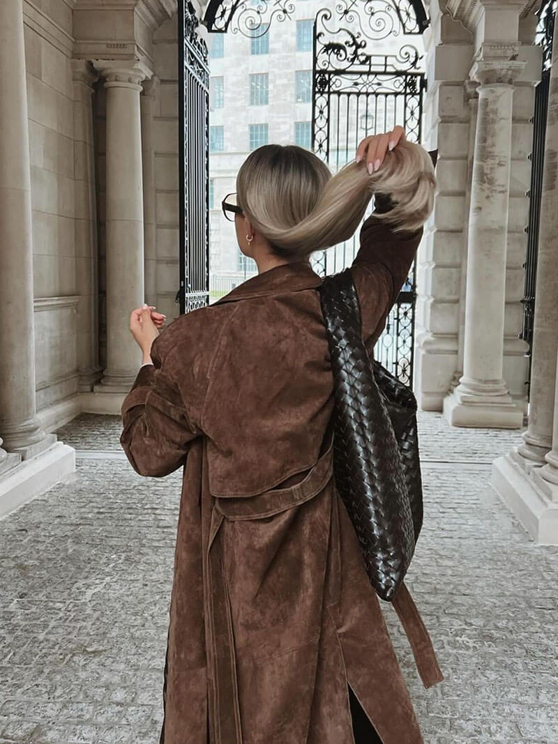 Mollys trenchcoat i konstmocka
