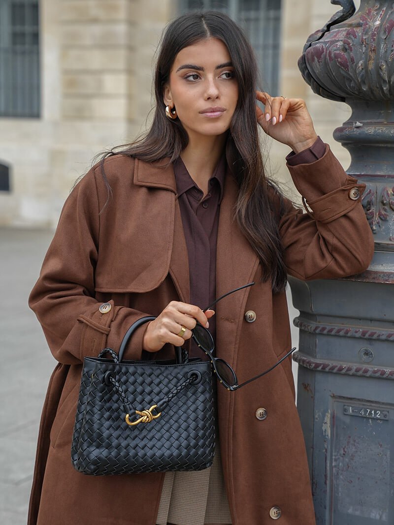 Mollys trenchcoat i konstmocka