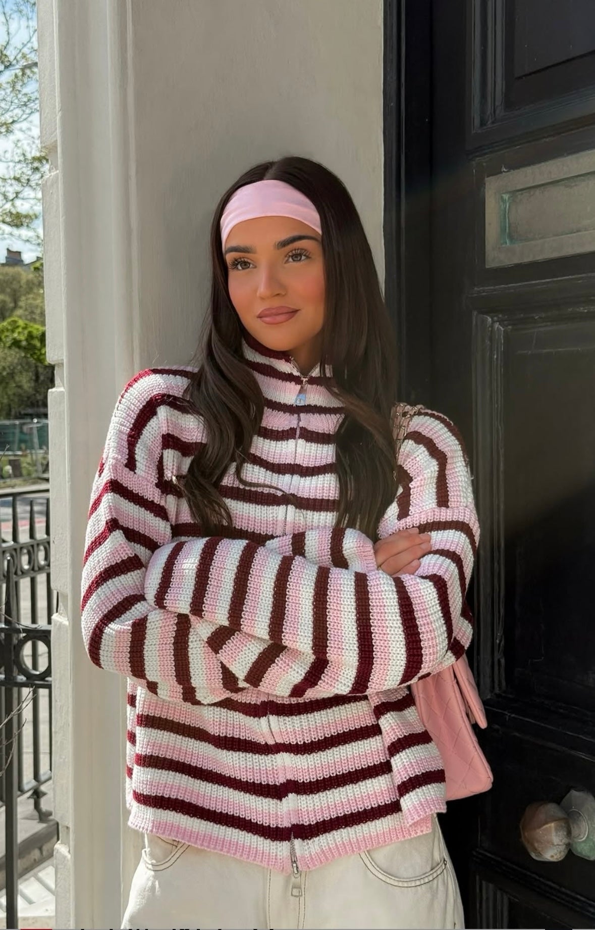 Oversized ριγέ πλεκτό πουλόβερ Nora με φερμουάρ