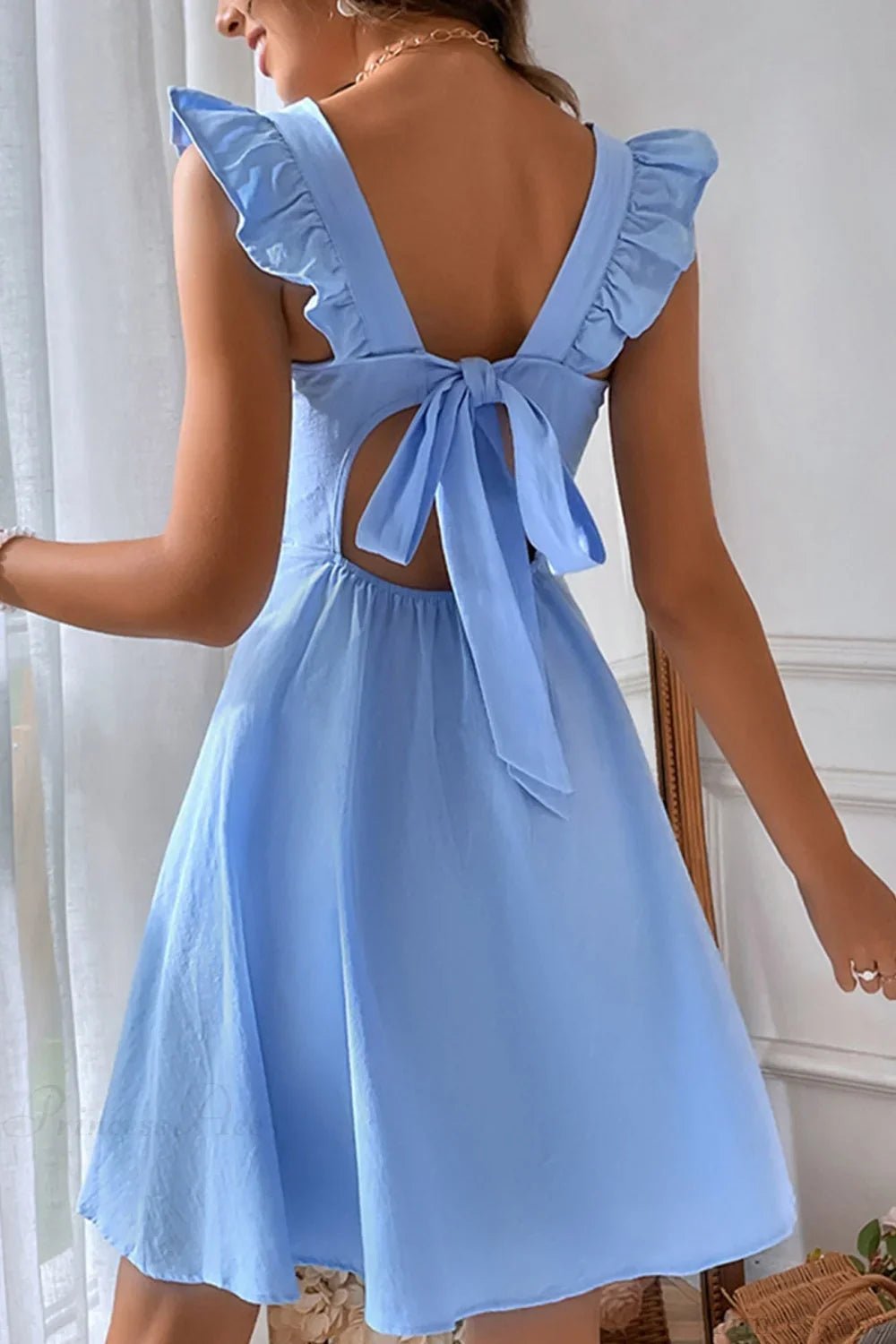 Vestido curto sem mangas Nora com folho e atilhos nas costas