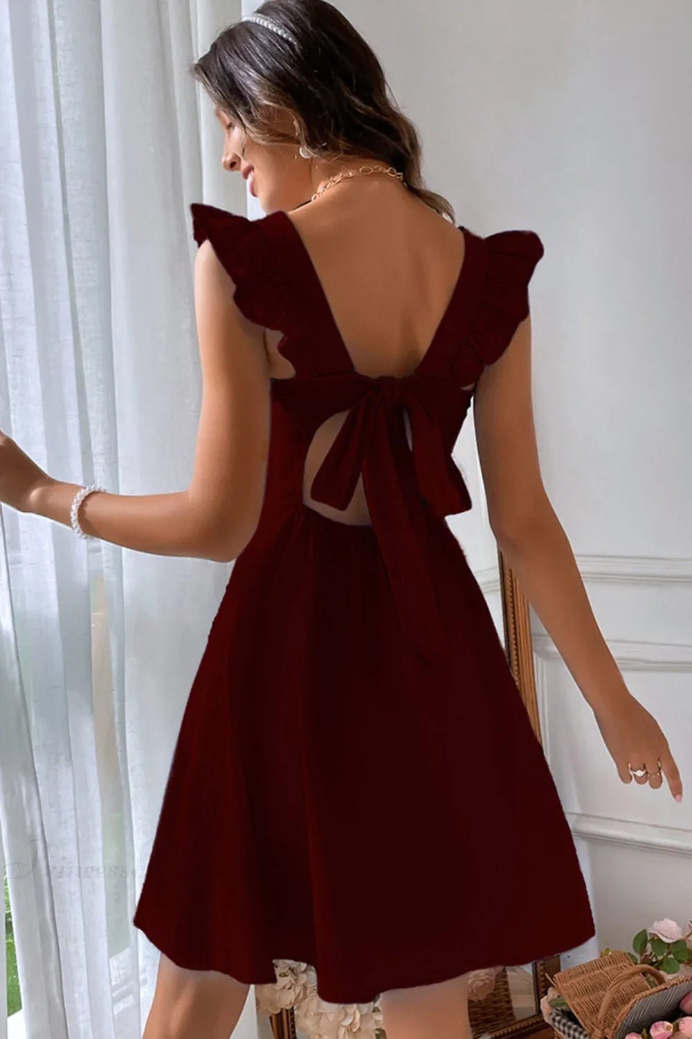 Vestido curto sem mangas Nora com folho e atilhos nas costas