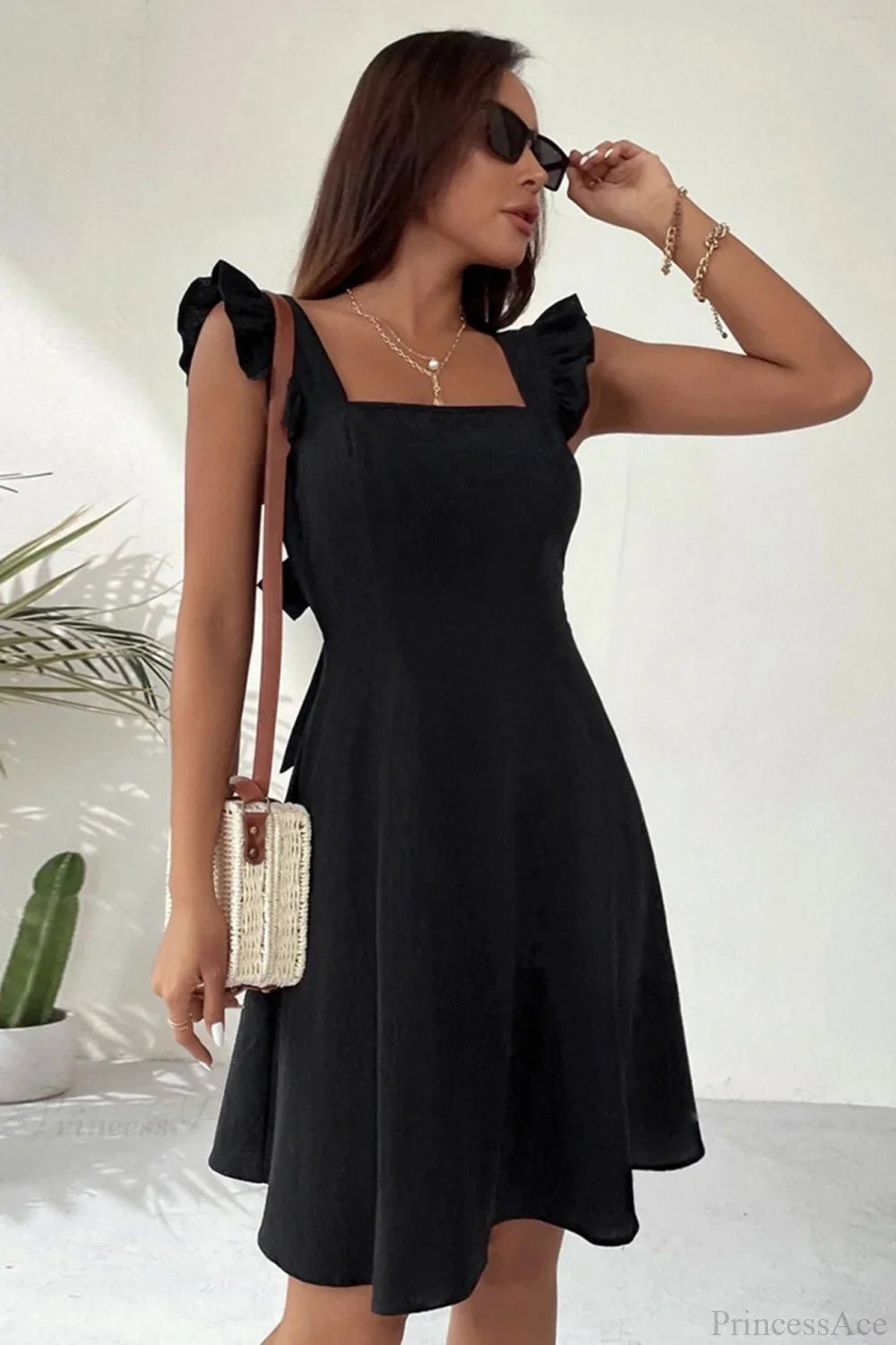 Vestido curto sem mangas Nora com folho e atilhos nas costas