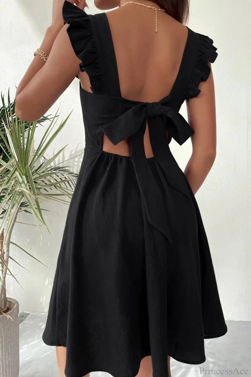 Vestido curto sem mangas Nora com folho e atilhos nas costas