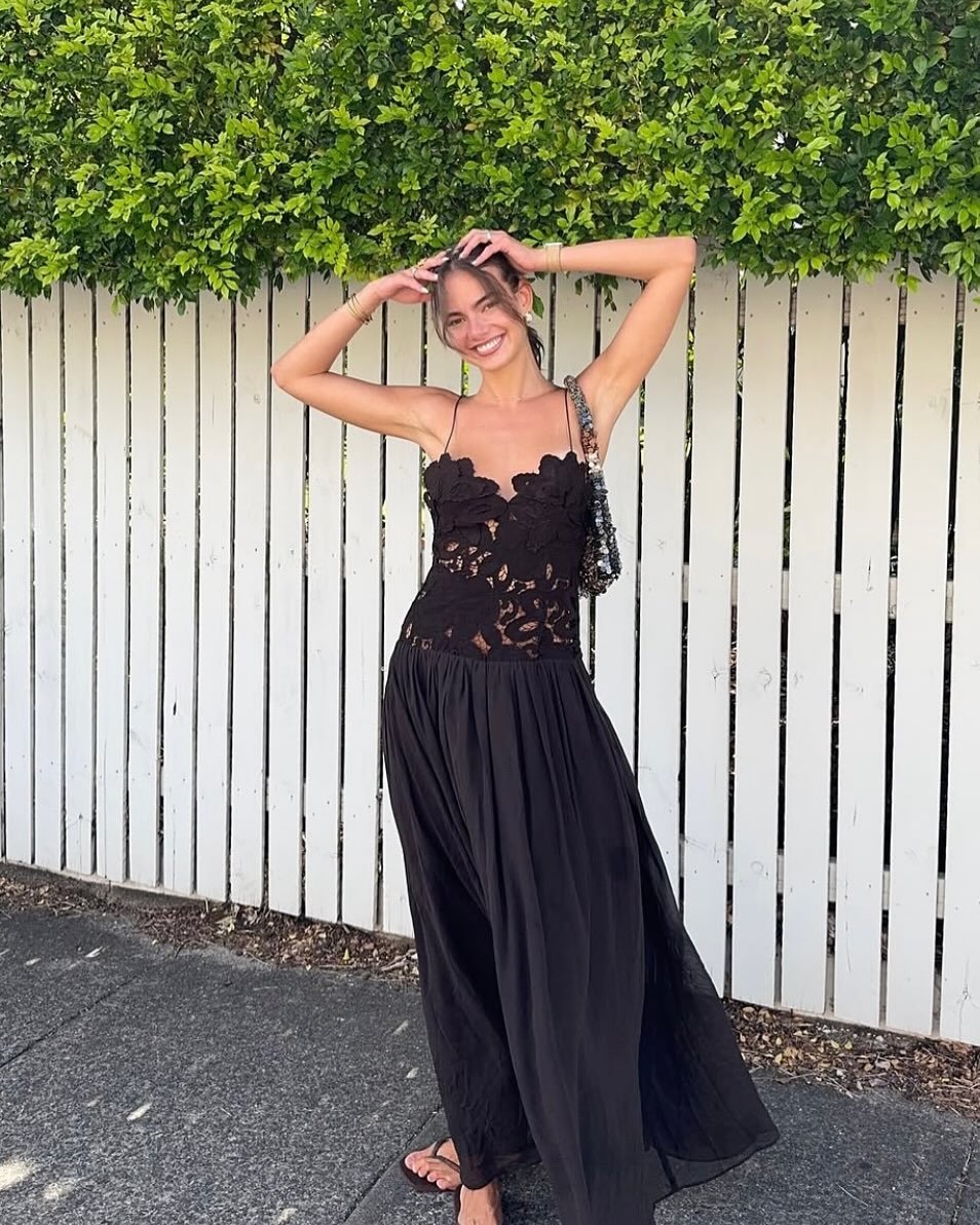Orla Neckholderkleid aus Spitzen-Mesh