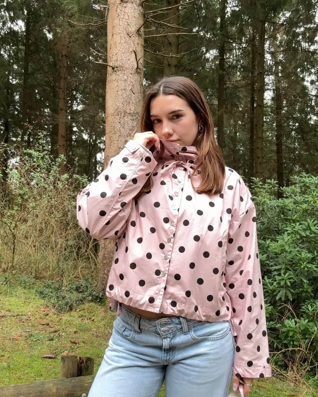 Patricia jacka med hög krage och prickigt mönster