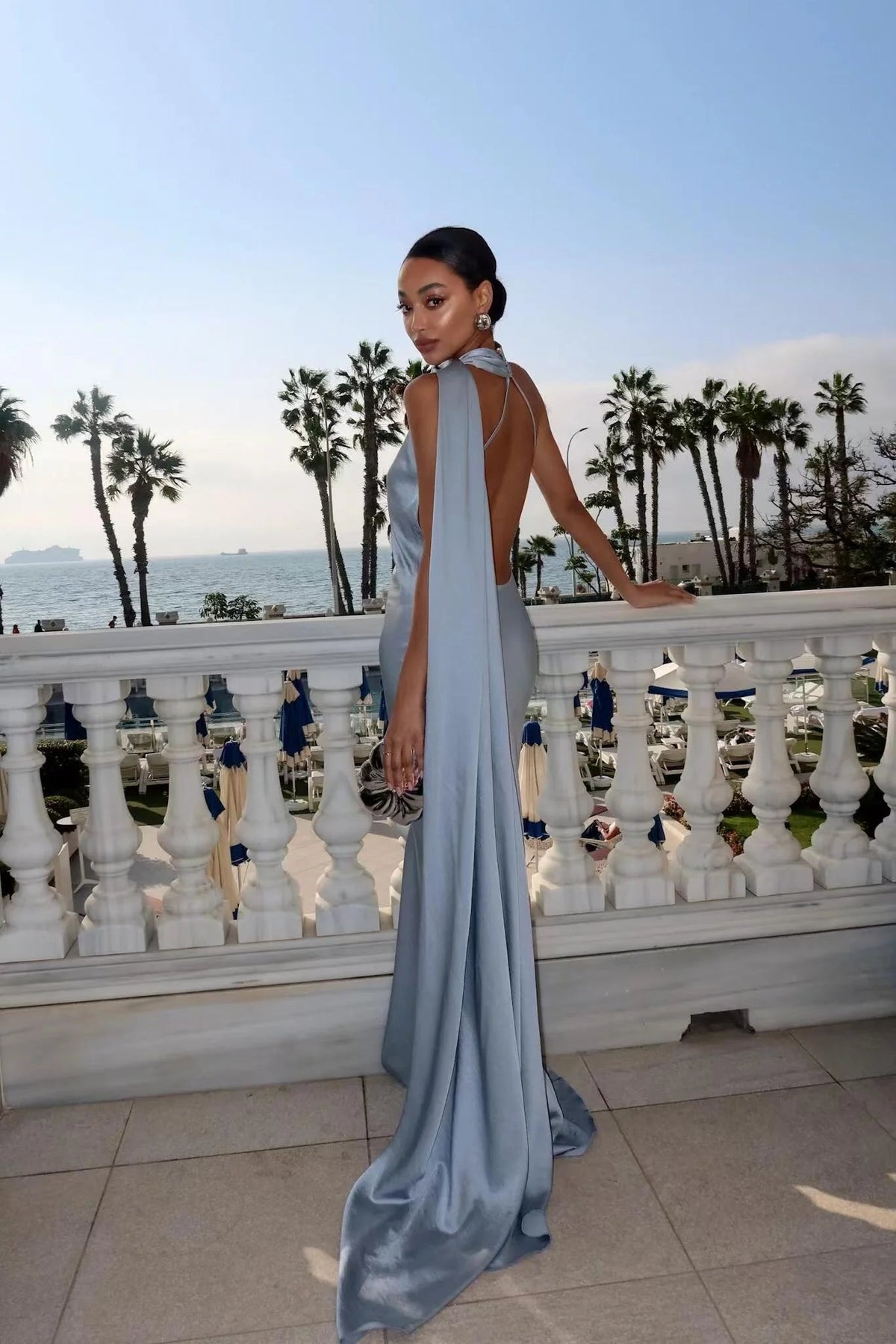Raisa rückenfreies Abendkleid aus Satin mit Schleifenband