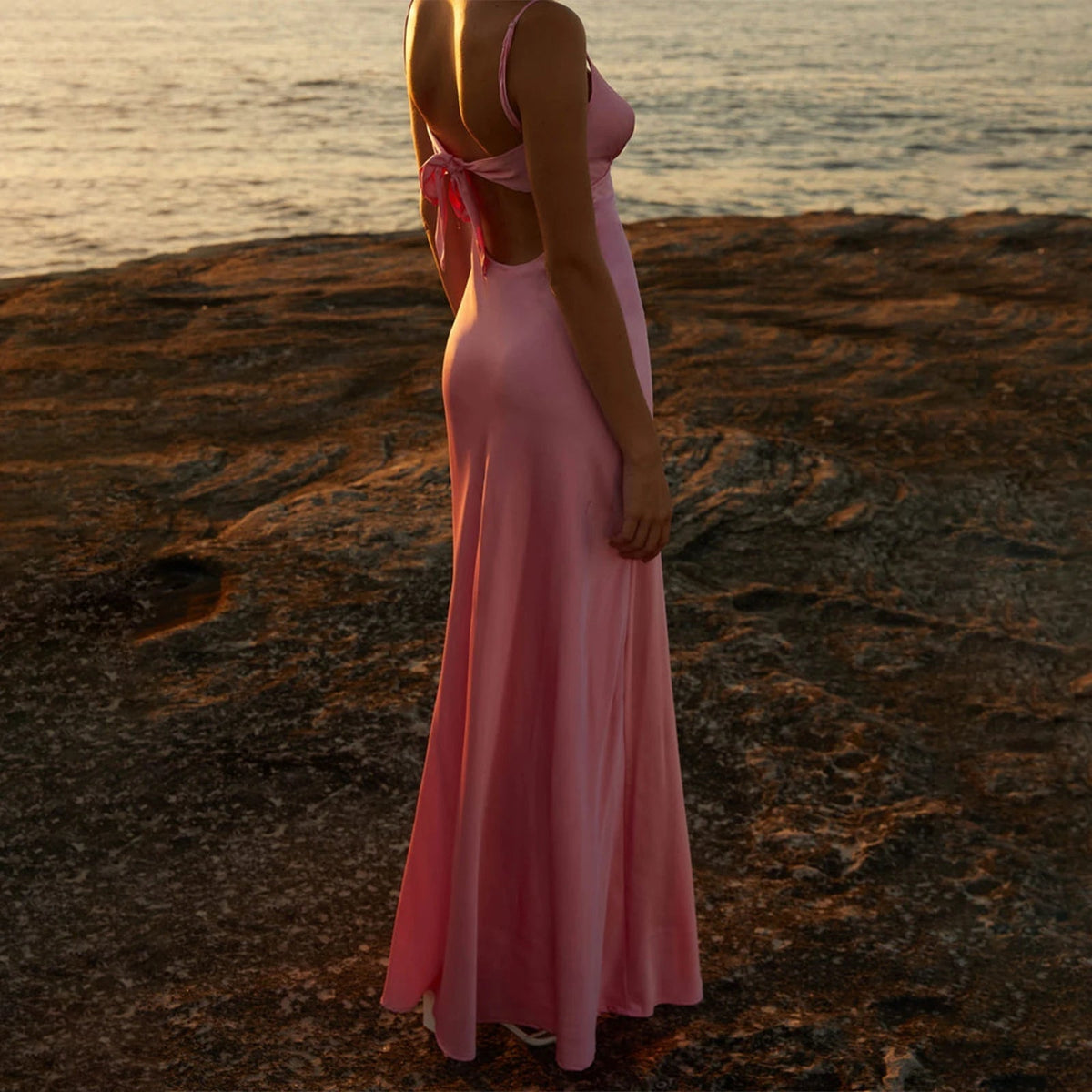 Vestido camiseiro Romy, sem costas e com laço à frente
