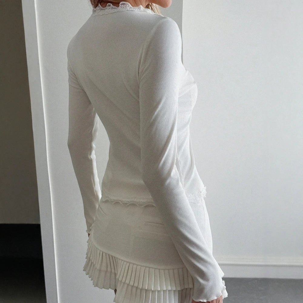 Roxana ribbestrikket bluse med blondedetalj og V-hals