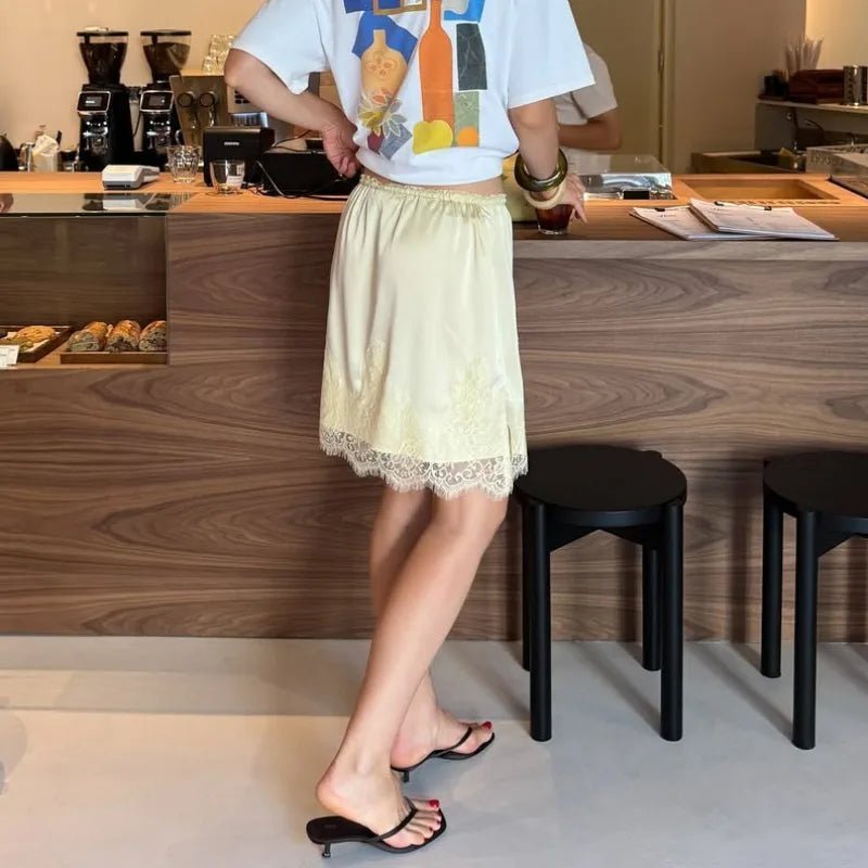 Μίνι σατέν φούστα Saskia με ένθετα δαντέλας