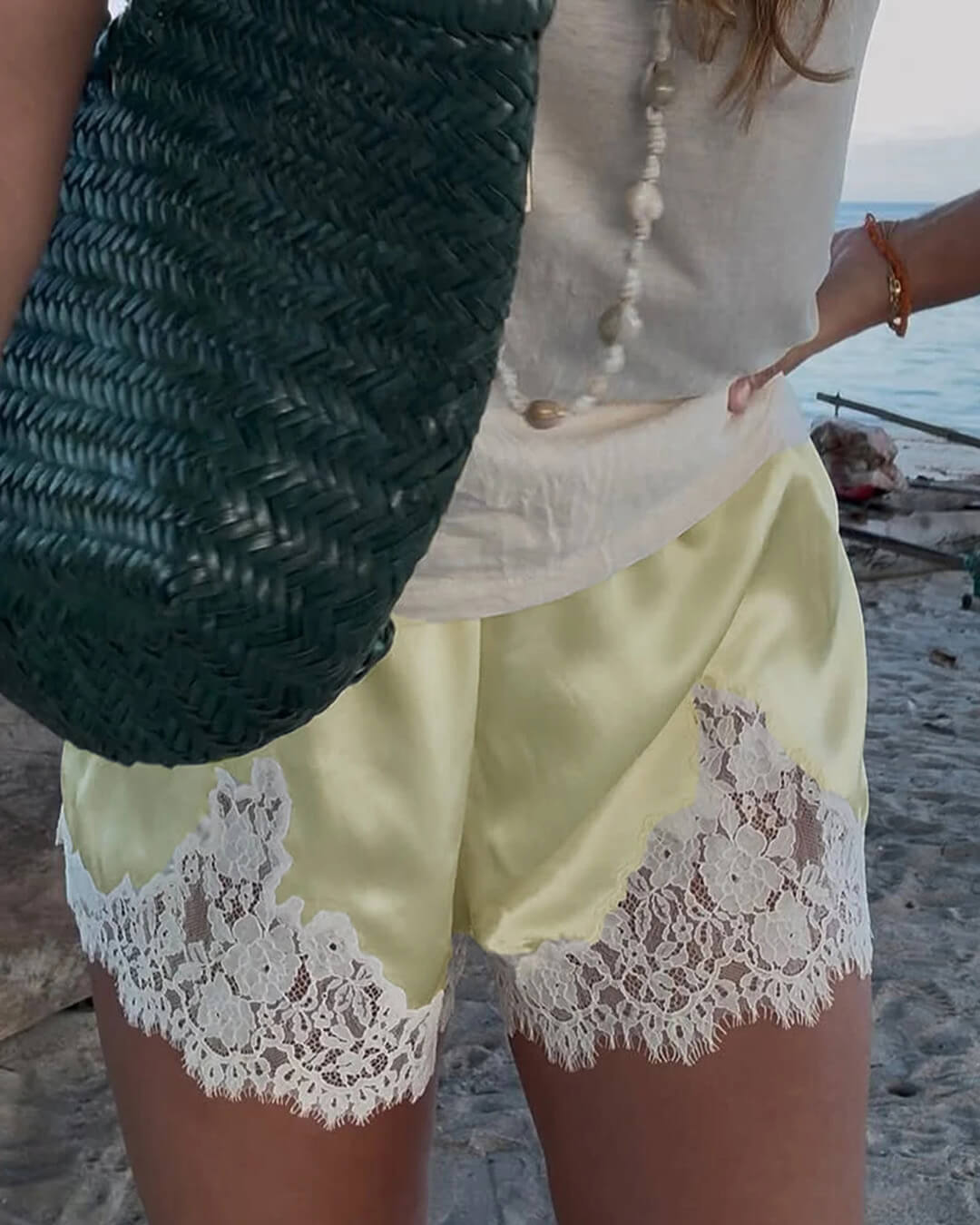 Shaina Satinshorts mit Spitzenbesatz