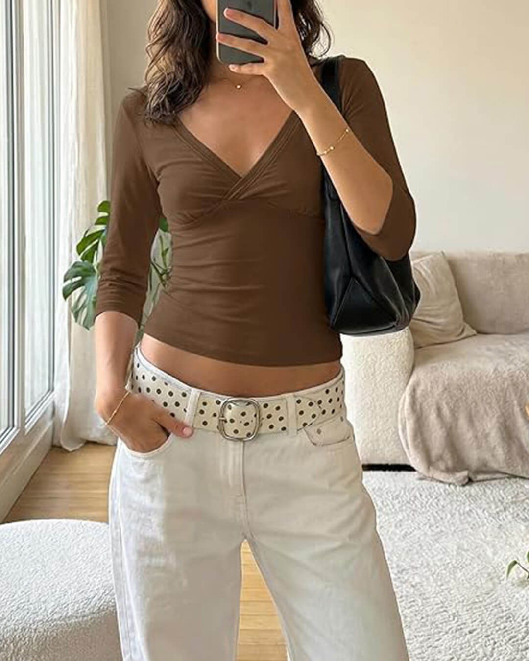 Sofia T-shirt med dyb V-udskæring og ærmer til midt på armen