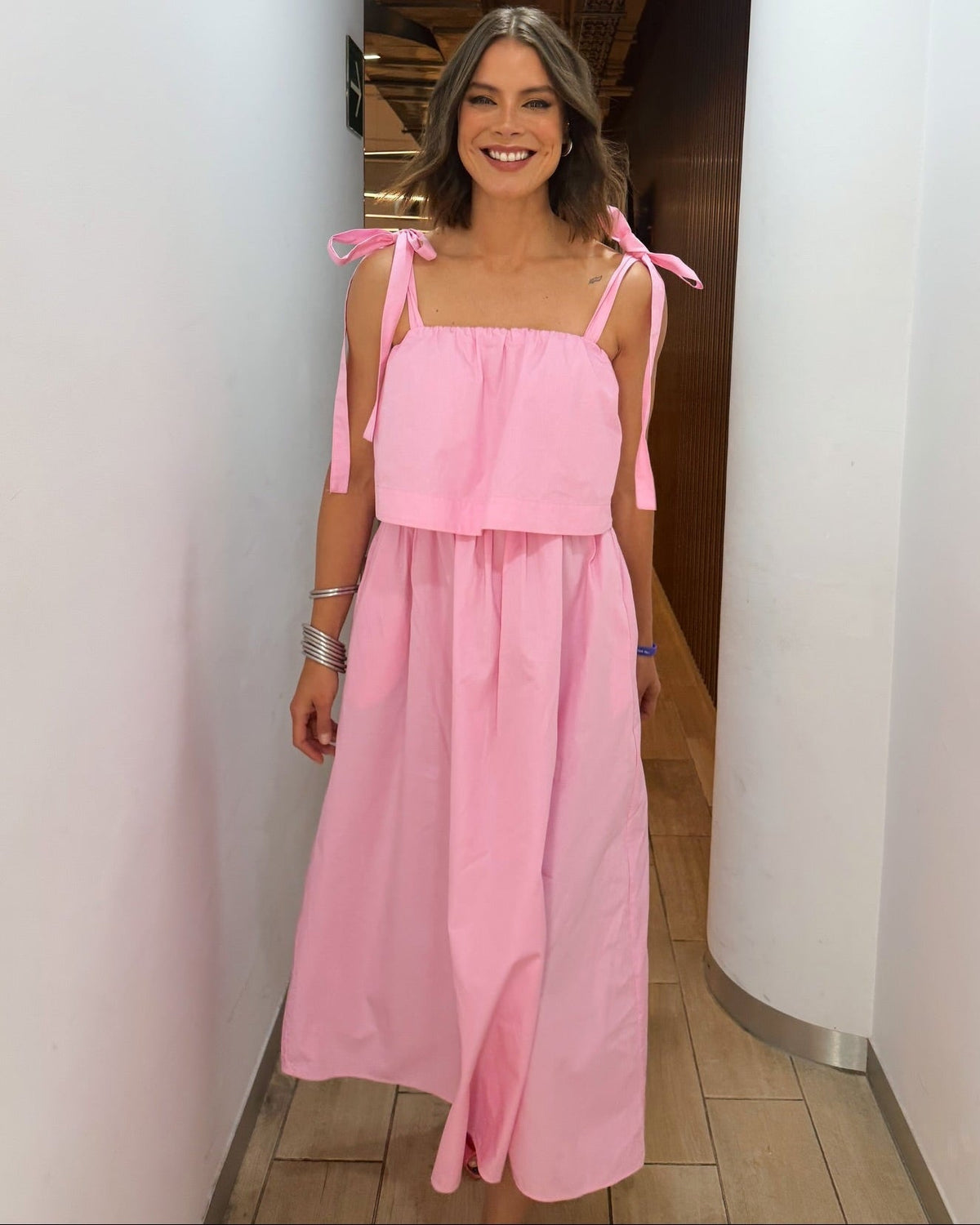 Abito midi rosa Sophia con fiocco e balze