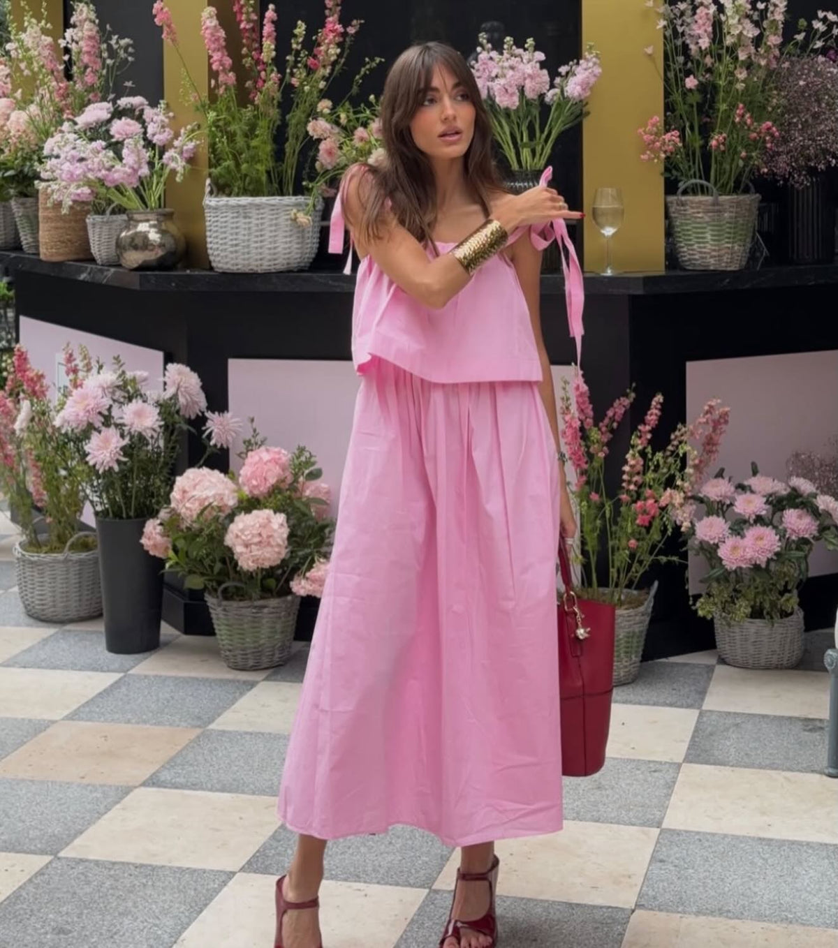 Abito midi rosa Sophia con fiocco e balze