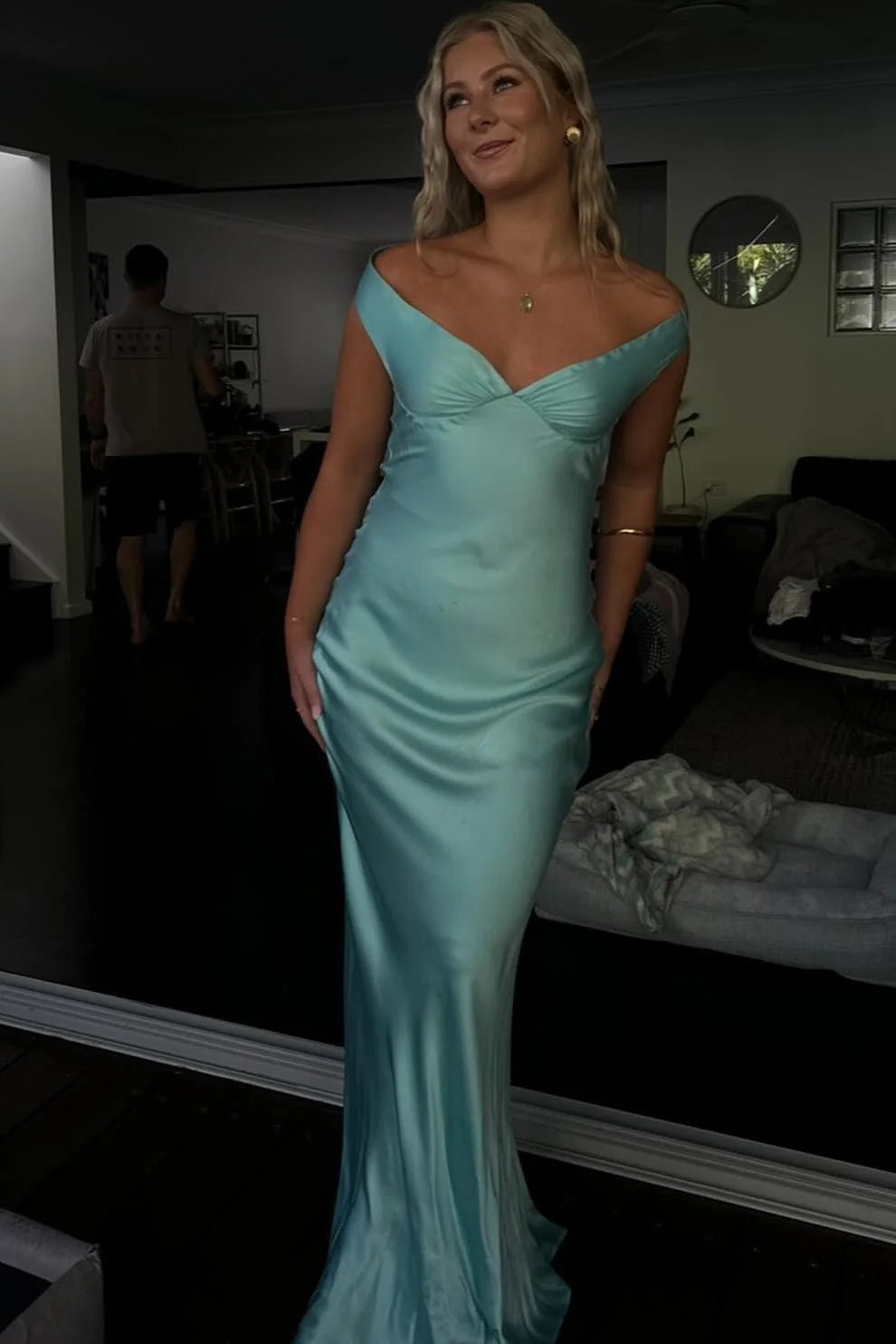 Robe longue Sophia en satin épaules dénudées