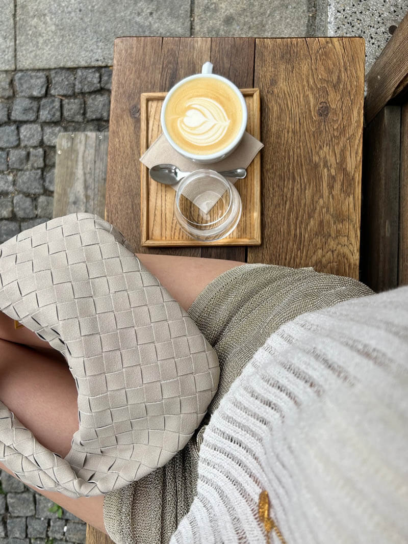 Mini bolso de mano de ante trenzado