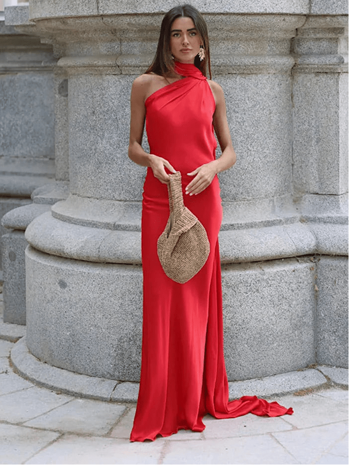 Vestido Suri de satén con cuello halter y capa